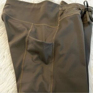 Fabletics Leggings Mid-Rise Ultracool Shine-Panel 7/8. Army Green. Size M. EUC.